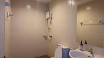 Toalettartikler (inkludert), tøfler, håndklær og toalettpapir