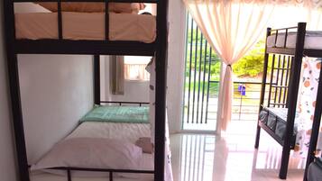 Standard Shared Dormitory, Balcony, Park View | Peti besi dalam bilik, ruang kerja komputer riba, Wi-fi percuma