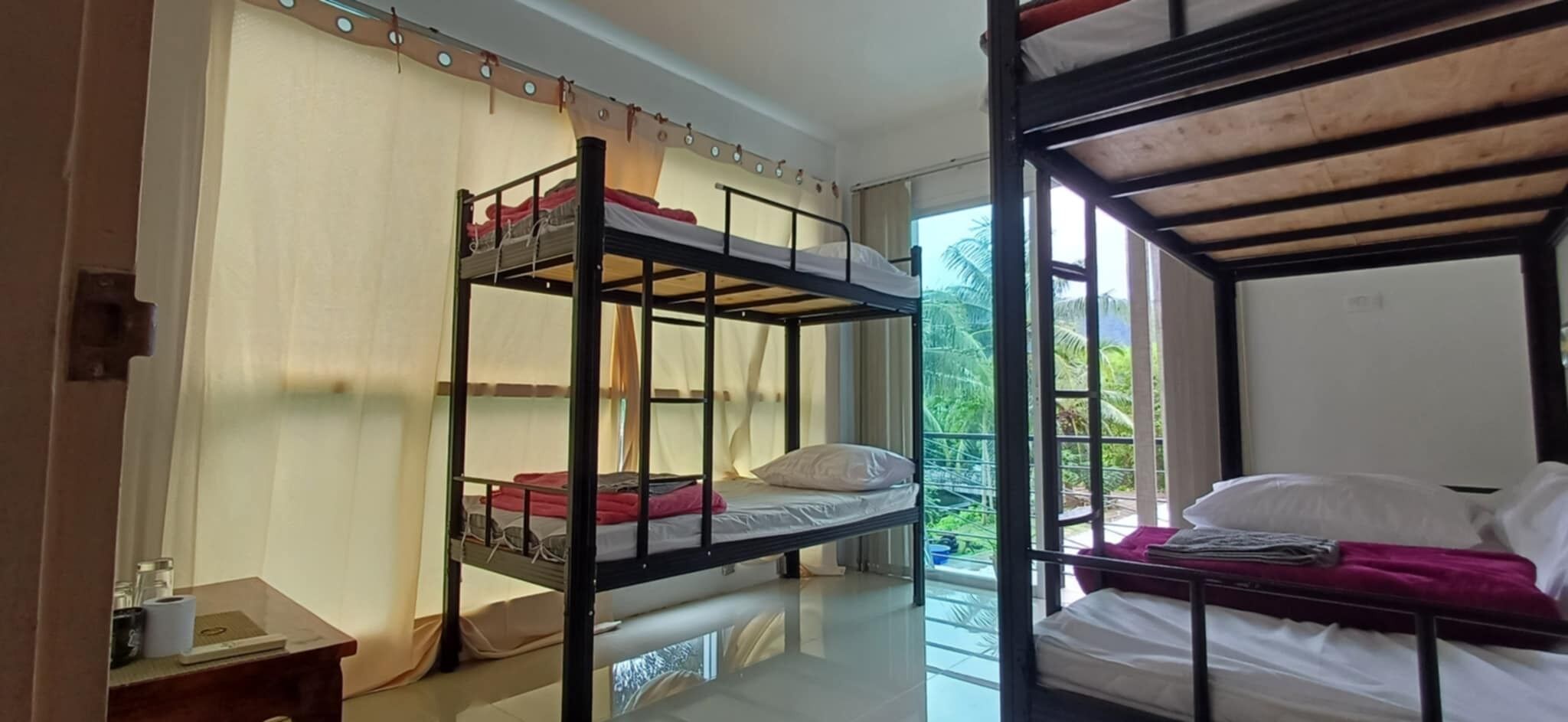 Phòng tập thể Tiêu chuẩn, ban công, quang cảnh núi | Két bảo mật tại phòng, khu vực làm việc phù hợp cho laptop 