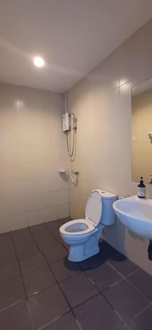 Đồ dùng nhà tắm miễn phí, dép đi trong nhà, khăn tắm 