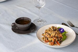 Thức ăn và đồ uống