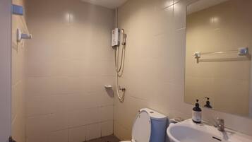 Kelengkapan dandanan diri percuma, selipar, tuala disediakan