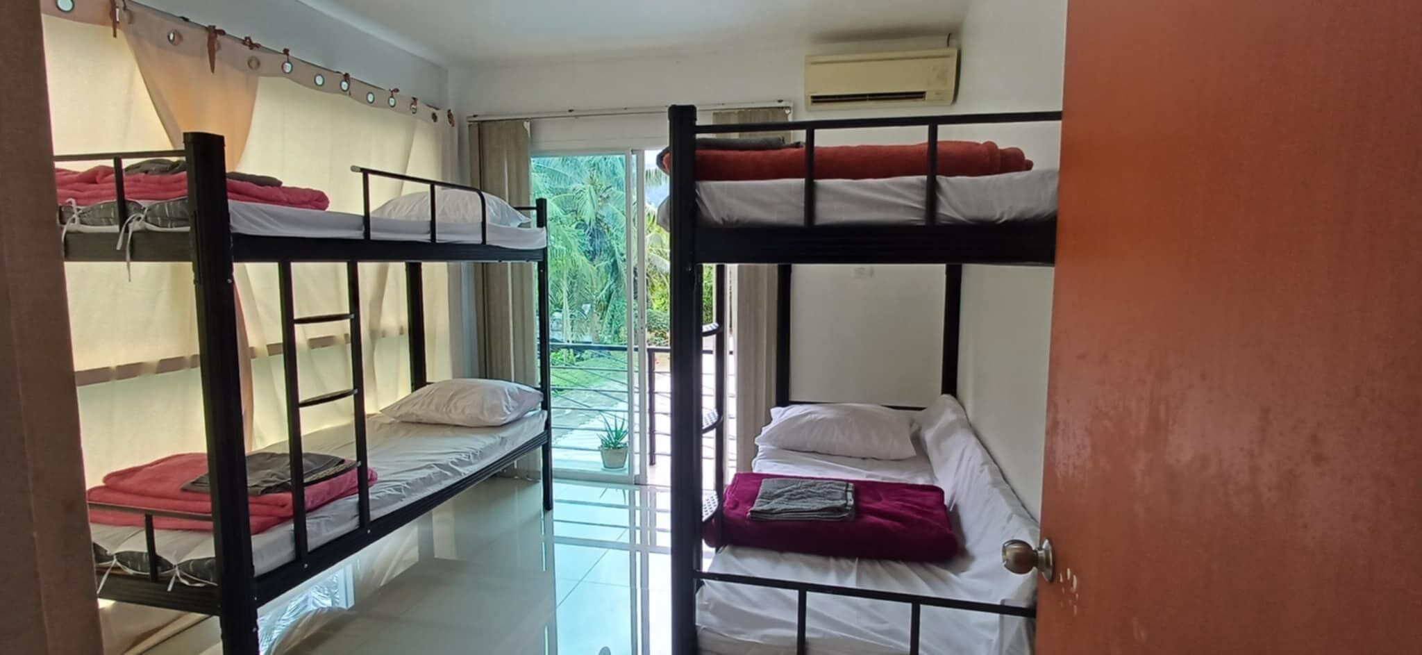 Standaard slaapzaal, balkon, uitzicht op bergen | Een kluis op de kamer, een laptopwerkplek, gratis wifi