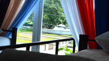 Dormitorio compartido estándar, balcón, vista al parque | Caja de seguridad en la habitación y espacio para trabajar con laptop