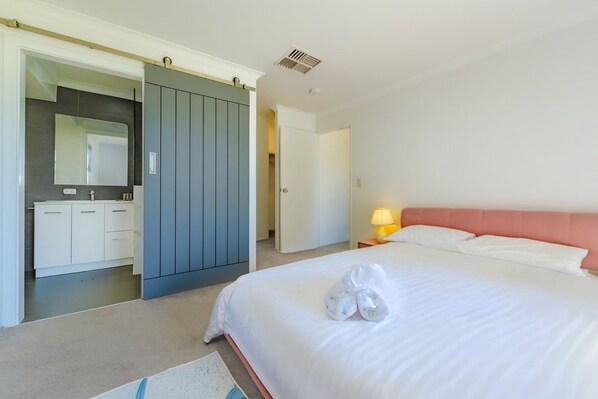 4 bedrooms, iron/ironing board, WiFi, bed sheets