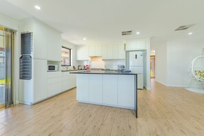 Fridge, microwave, oven, stovetop - Bright Airy Retreat with Garden (Waikiki)