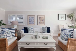 TV - Family Retreat with Outdoor Courtyard (Mosman)