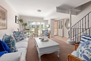 TV - Family Retreat with Outdoor Courtyard (Mosman)