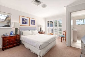 2 bedrooms, iron/ironing board - Family Retreat with Outdoor Courtyard (Mosman)