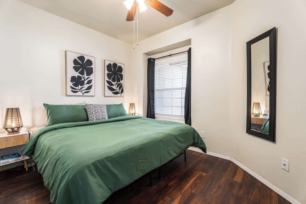 3 bedrooms, desk, iron/ironing board, travel crib