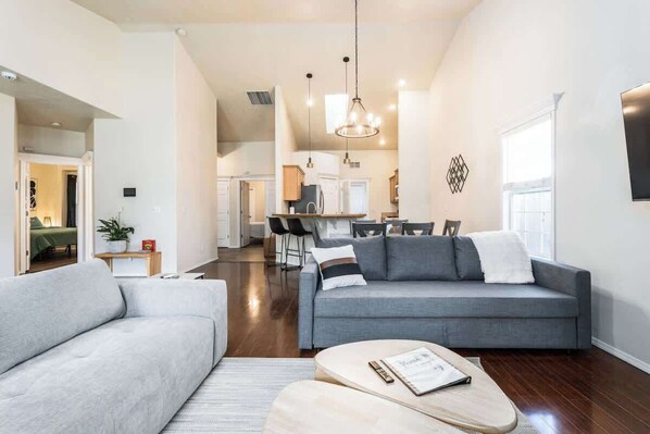 TV, fireplace, offices - #StayinMyDistrict Sunflower Lane Townhouse (Boise)