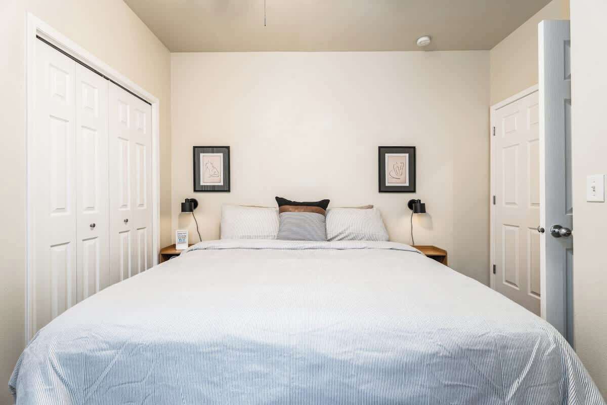 3 室のベッドルーム、デスク、アイロン / アイロン台、旅行用ベビーベッド