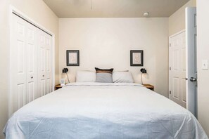 3 camere, una scrivania, ferro/asse da stiro, culla da viaggio