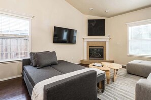 TV, fireplace, offices - #StayinMyDistrict Sunflower Lane Townhouse (Boise)