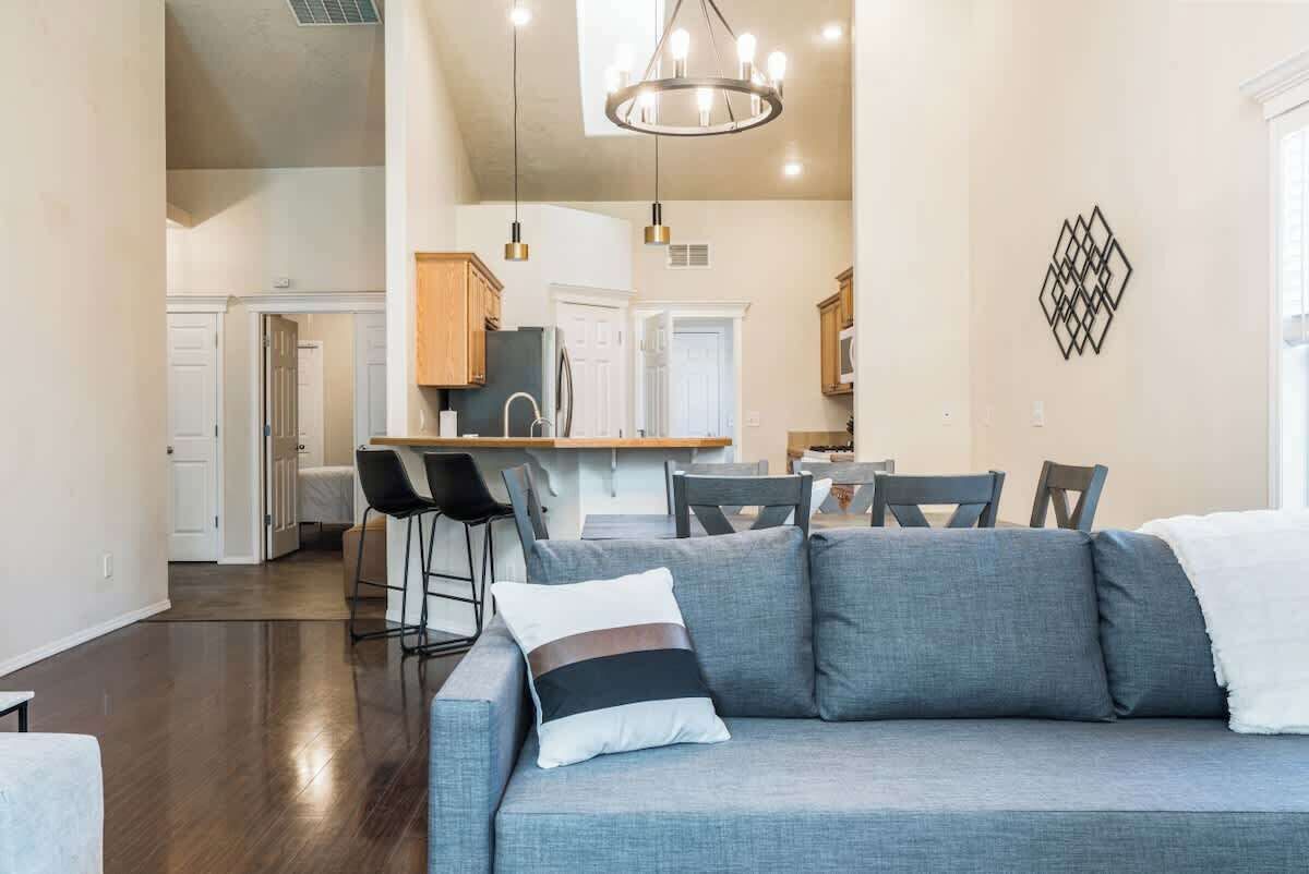 TV, peis og kontorer