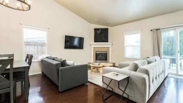 Televisio, takka, työhuone