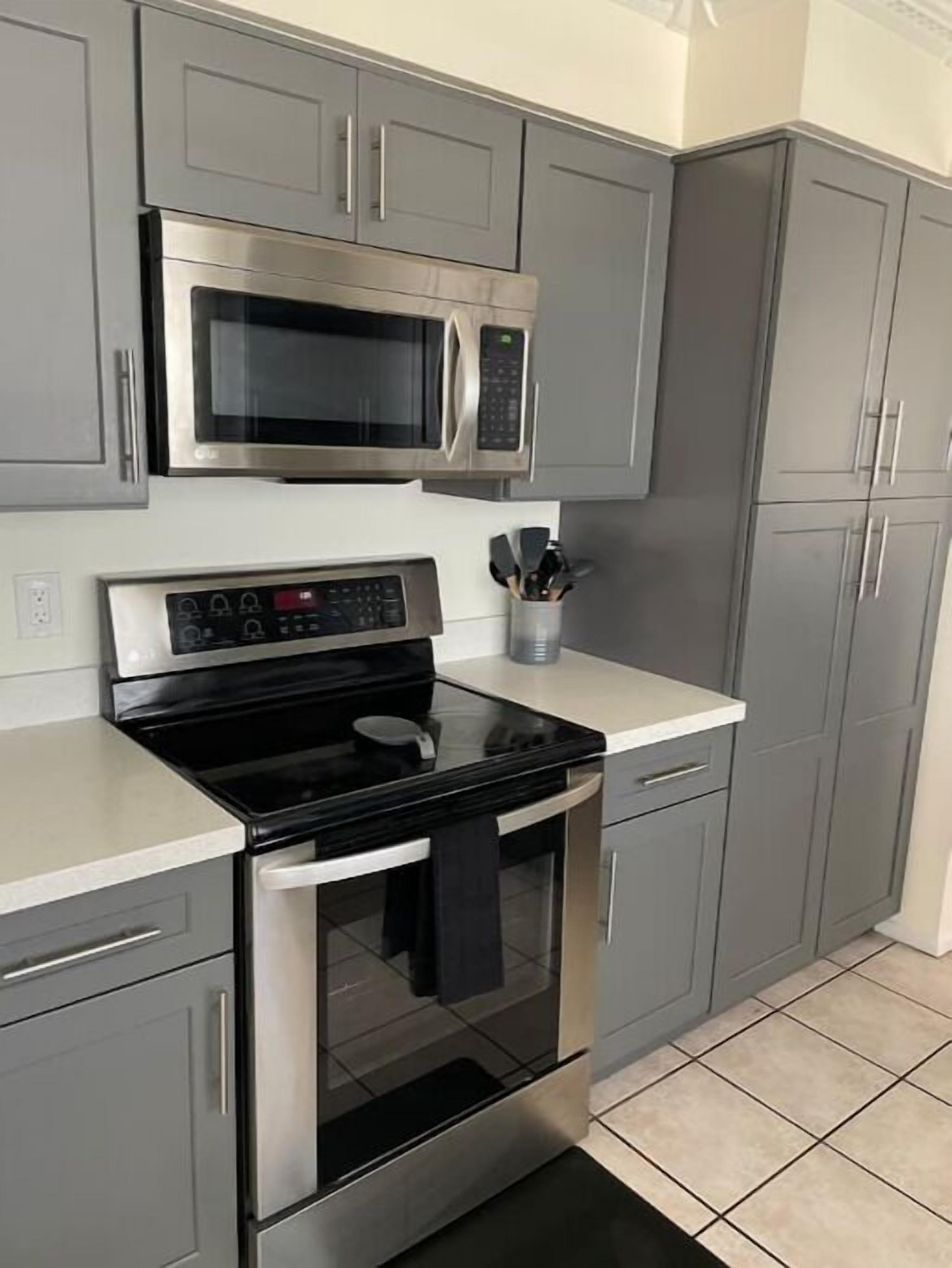 Een magnetron, een oven, een kookplaat, een vaatwasser