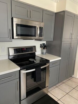 Four Ă micro-ondes, un four, surface de cuisson, lave-vaisselle