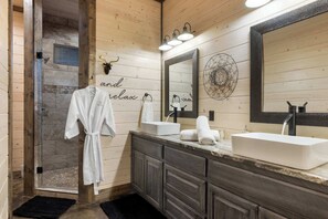 Douche, sèche-cheveux, serviettes fournies, shampoing