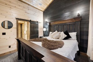 5 slaapkamers, een bureau, een strijkplank/strijkijzer, reisbedje