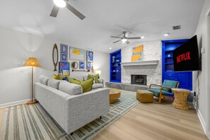 TV, fotballspill og kontorer