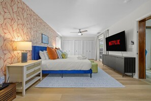 4 soverom, skrivebord, strykejern/-brett og reiseseng for barn