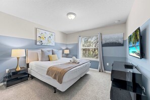 6 Schlafzimmer, Schreibtisch, Bügeleisen/Bügelbrett, Reisekinderbett