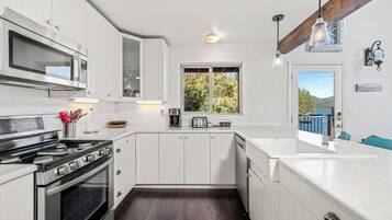 Fridge, microwave, stovetop, dishwasher