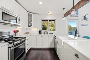 Fridge, microwave, stovetop, dishwasher