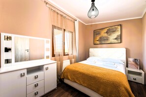 Deluxe bungalow, uitzicht op bergen | Geluiddichte muren, een strijkplank/strijkijzer, gratis wifi