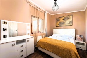 Deluxe bungalow, uitzicht op bergen | Geluiddichte muren, een strijkplank/strijkijzer, gratis wifi