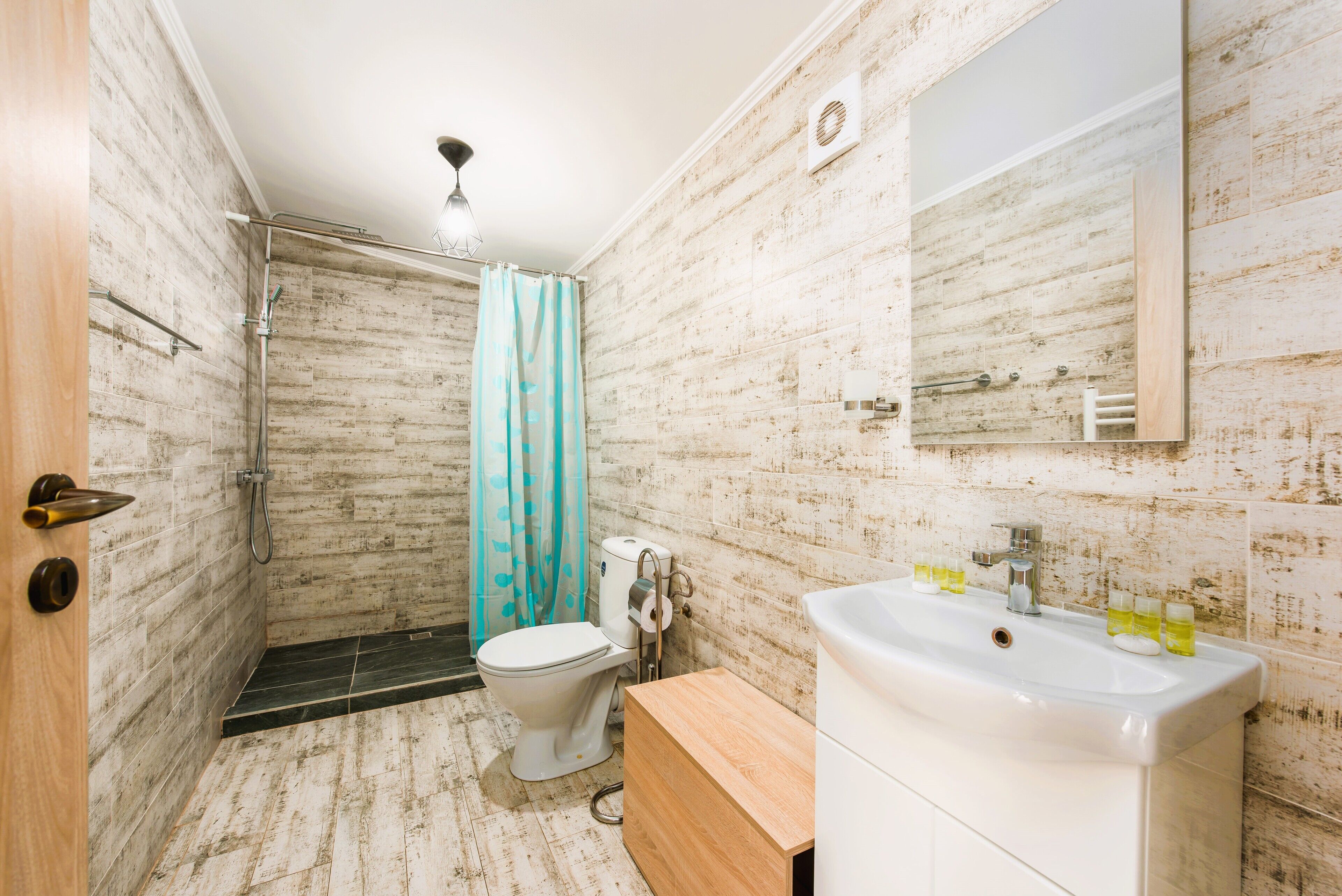 Bungalow Deluxe | Salle de bain | Sèche-cheveux, savon, shampoing, papier toilette