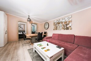 Deluxe Bungalow | Living area | 100-inch Smart TV with digital channels - RAI Lodges (Zărnești)