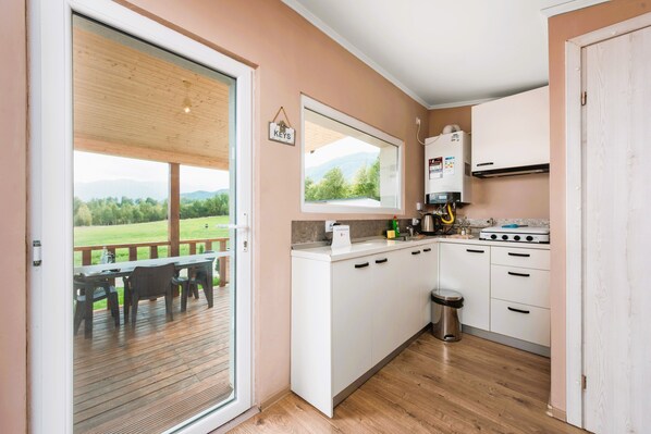 Standard Bungalow, Mountain View | Private kitchen | Coffee/tea maker, electric kettle - RAI Lodges (Zărnești)