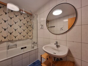 Sèche-cheveux, serviettes fournies