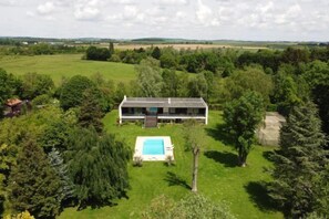 Outdoor pool - Family apartment by the Marne River – Pool, garden & free parking near Disneyland (Isles-les-Villenoy)