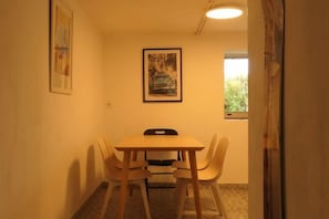 Restaurant - Family apartment by the Marne River – Pool, garden & free parking near Disneyland (Isles-les-Villenoy)