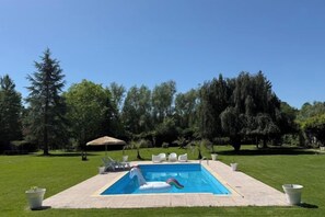 Unclassified image, 4 of 10, button - Family apartment by the Marne River – Pool, garden & free parking near Disneyland (Isles-les-Villenoy)