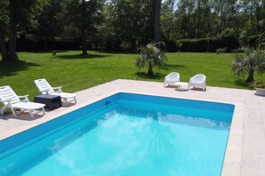 Unclassified image, 2 of 10, button - Family apartment by the Marne River – Pool, garden & free parking near Disneyland (Isles-les-Villenoy)