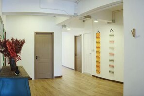 Cribs/infant beds - Private Full-Floor Spacious 5 Bedrooms in China Town (Bangkok)