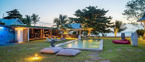 Kolam renang outdoor, dengan kursi berjemur