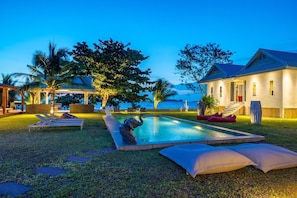 Außenpool, Liegestühle