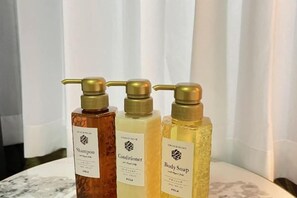 Three bottles of shampoo, conditioner, and body soap on a marble surface. - BASE36 (Tokyo)