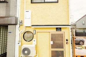 Unclassified image, 3 of 9, button - KIN'S HOUSE (Osaka)