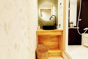 Unclassified image, 2 of 9, button - KIN'S HOUSE (Osaka)