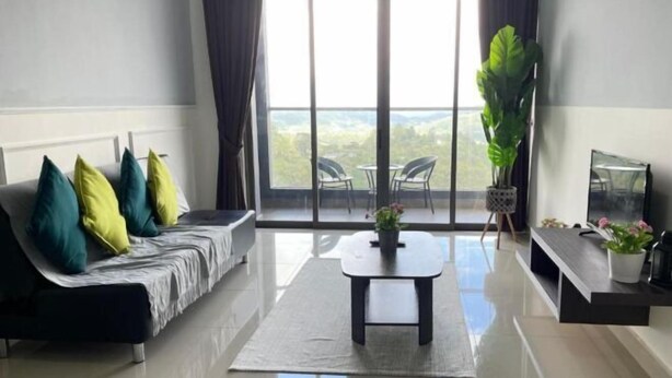 Una sala de estar moderna con un sofá, una mesa de centro y un mueble para televisión.