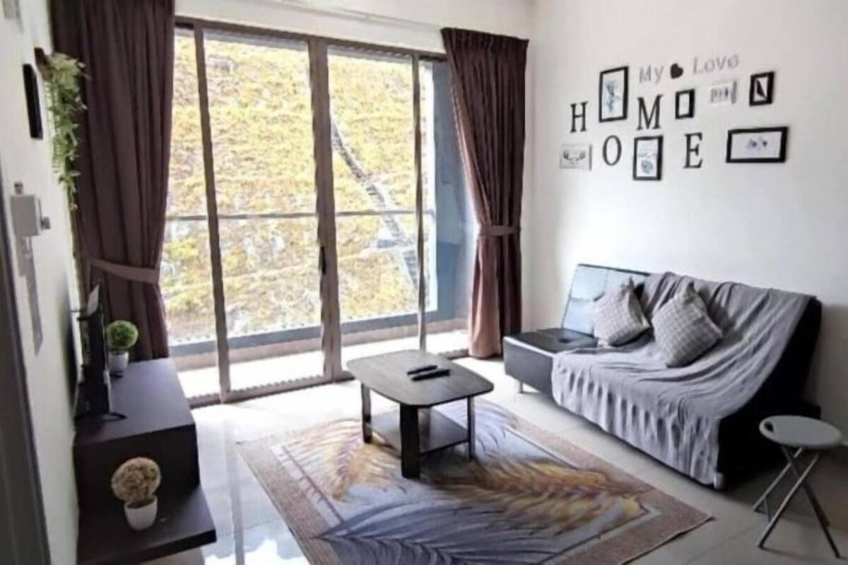 Een moderne woonkamer met een bank, een salontafel en een groot raam.