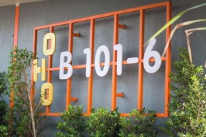Un mur sur lequel sont peintes en grandes lettres les chiffres d’un numéro de téléphone.