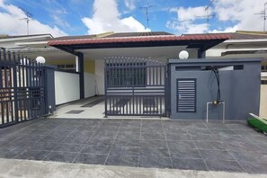 Garden - Cozy Landed House near Mount Austin (Johor Bahru)