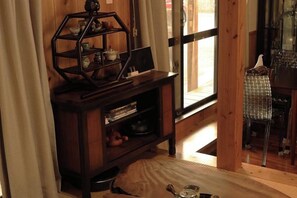 Un intérieur en bois avec une bibliothèque, une fenêtre et une chaise.